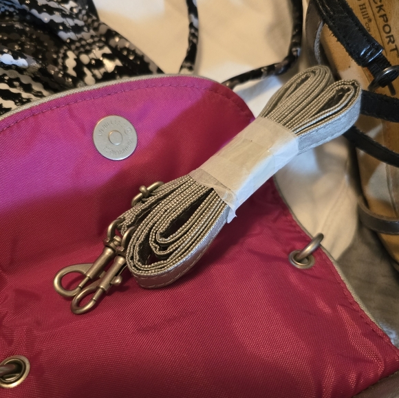 Baggallini Metallic Silver On The Go Crossbody Bag NWT - Picture 4 of 7